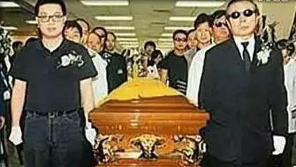 洪金宝祭拜林正英(在林正英葬礼上)(6)