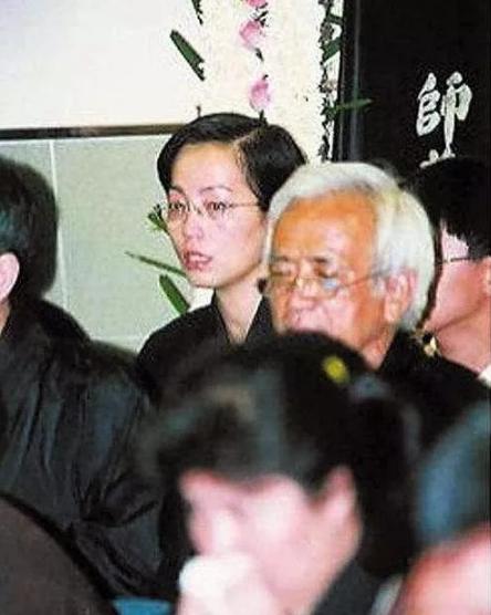 洪金宝祭拜林正英(在林正英葬礼上)(7)