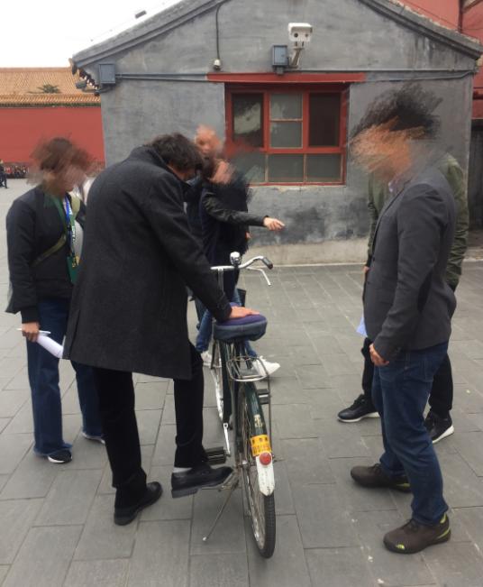 梁家辉故宫守护人(梁家辉1983年在故宫留下一辆自行车)(8)