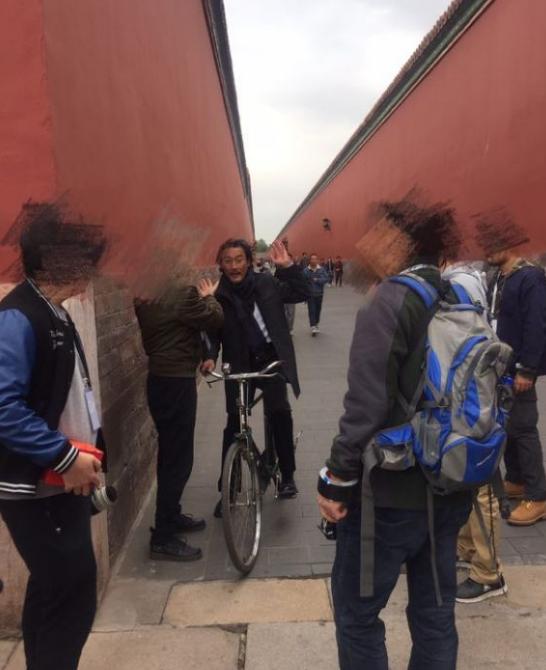 梁家辉故宫守护人(梁家辉1983年在故宫留下一辆自行车)(9)