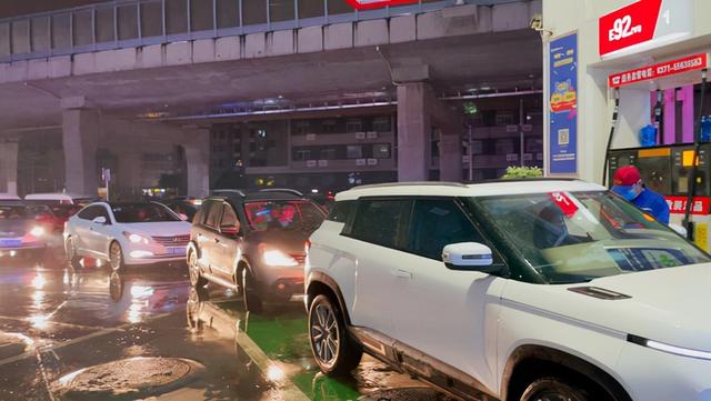 电动汽车取代燃油车还要多久(电动汽车越来越多)(2)