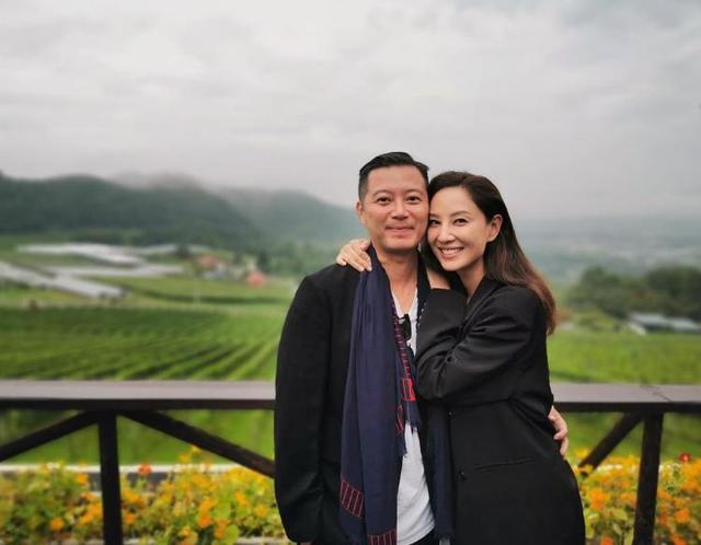 郑希怡机场全身照（因三件事轰动一时）(13)