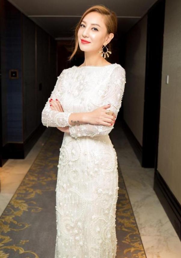 郑希怡机场全身照（因三件事轰动一时）(14)