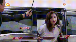 郑希怡机场全身照（因三件事轰动一时）(2)