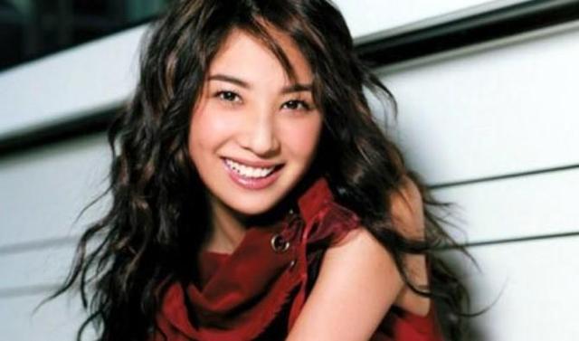 郑希怡机场全身照（因三件事轰动一时）(6)