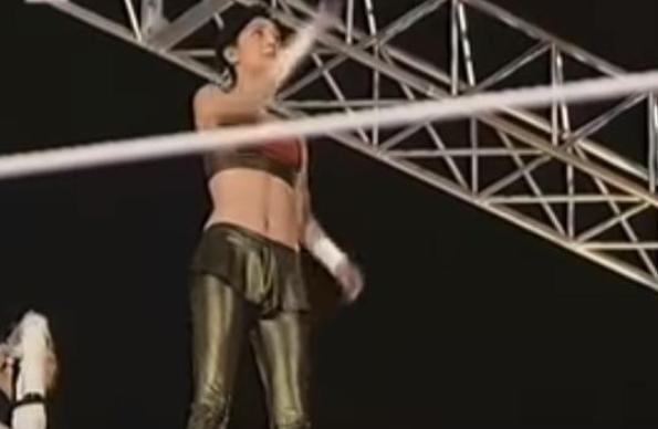 郑希怡机场全身照（因三件事轰动一时）(8)