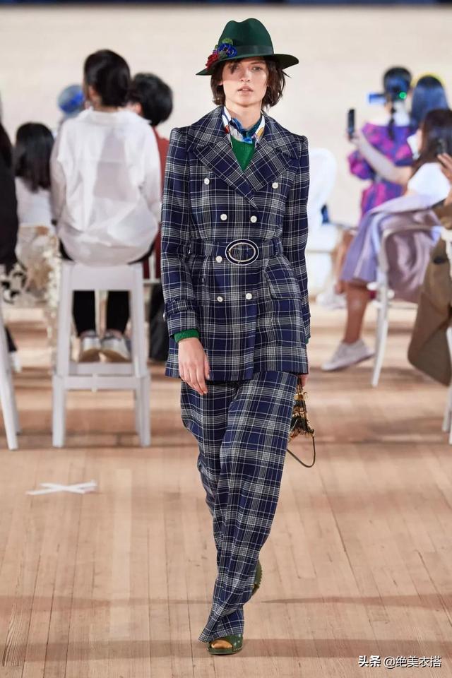 红棕色格纹西装外套怎么搭（还在穿老气的风衣）(12)