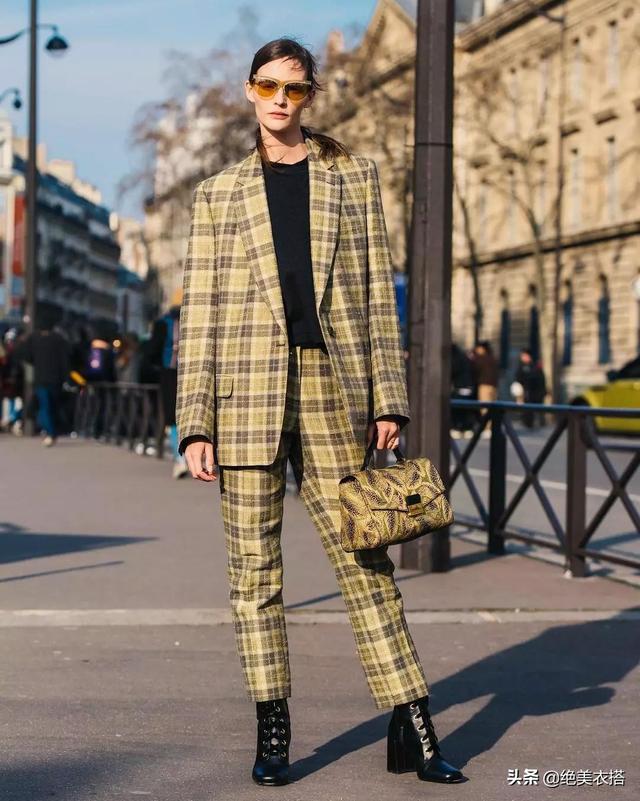 红棕色格纹西装外套怎么搭（还在穿老气的风衣）(13)