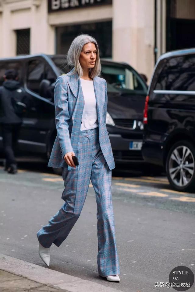 红棕色格纹西装外套怎么搭（还在穿老气的风衣）(17)