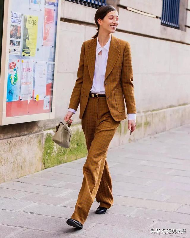 红棕色格纹西装外套怎么搭（还在穿老气的风衣）(18)