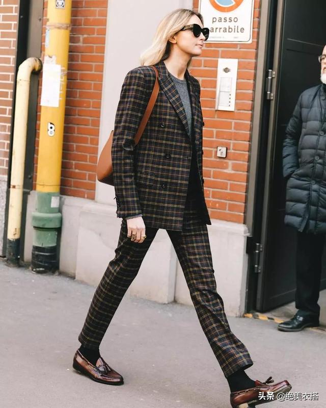 红棕色格纹西装外套怎么搭（还在穿老气的风衣）(19)