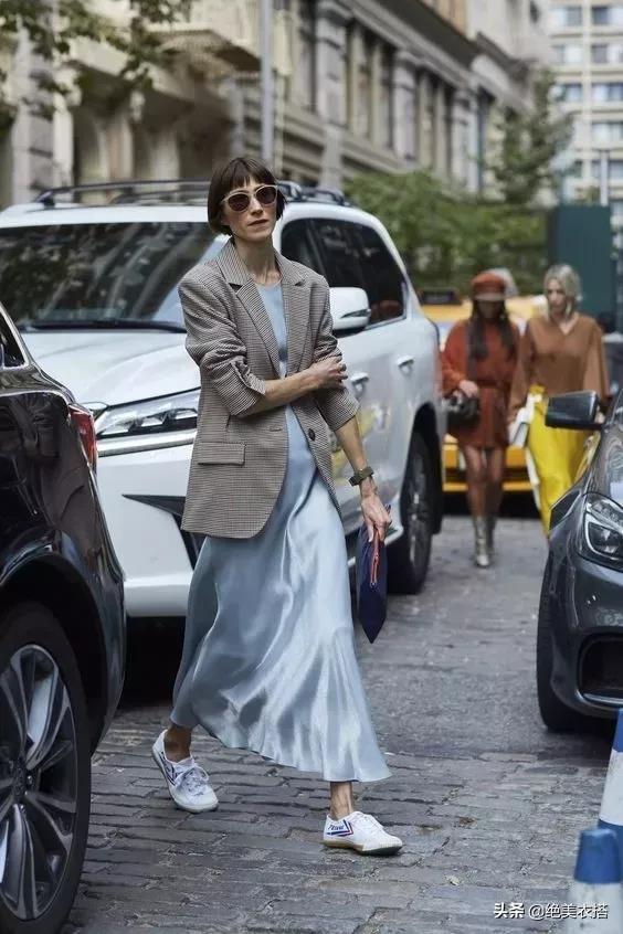 红棕色格纹西装外套怎么搭（还在穿老气的风衣）(23)