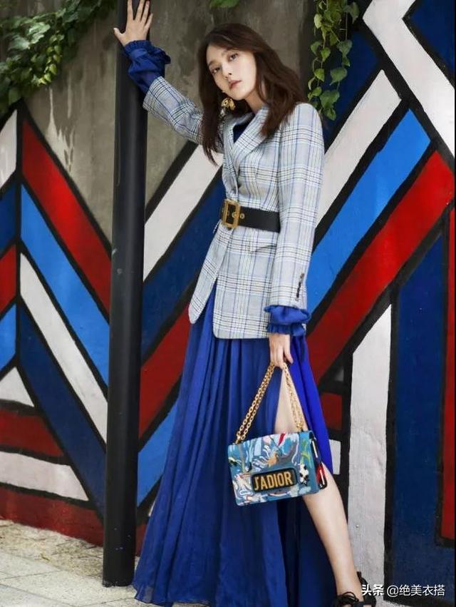 红棕色格纹西装外套怎么搭（还在穿老气的风衣）(24)