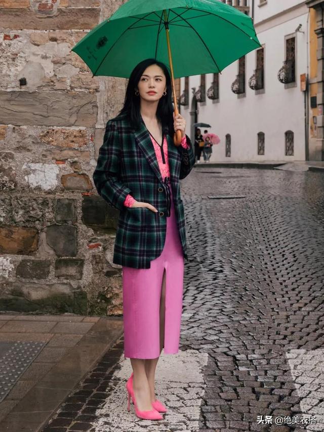 红棕色格纹西装外套怎么搭（还在穿老气的风衣）(26)