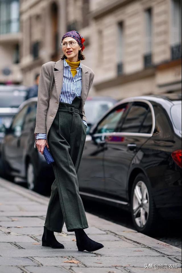 红棕色格纹西装外套怎么搭（还在穿老气的风衣）(27)