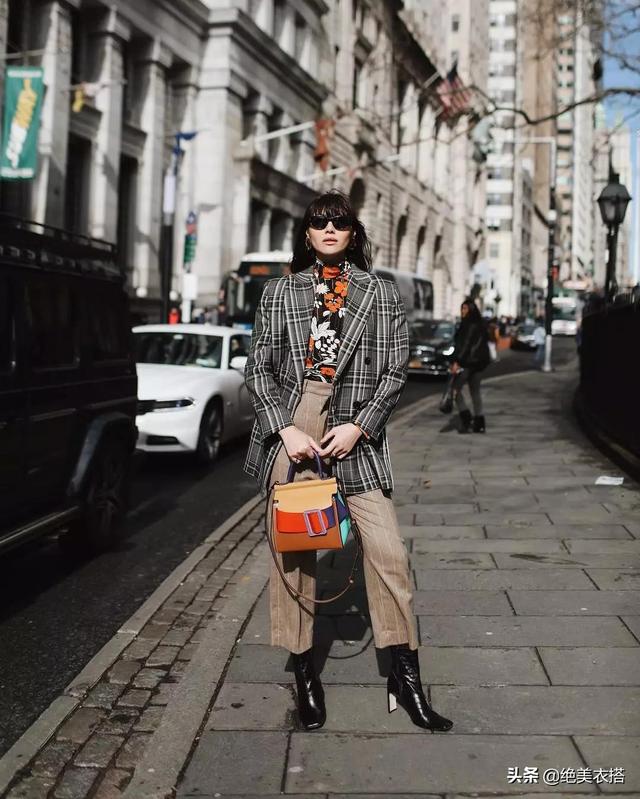 红棕色格纹西装外套怎么搭（还在穿老气的风衣）(28)