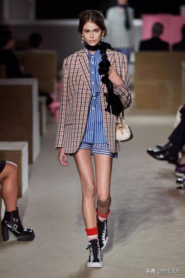 红棕色格纹西装外套怎么搭（还在穿老气的风衣）(7)