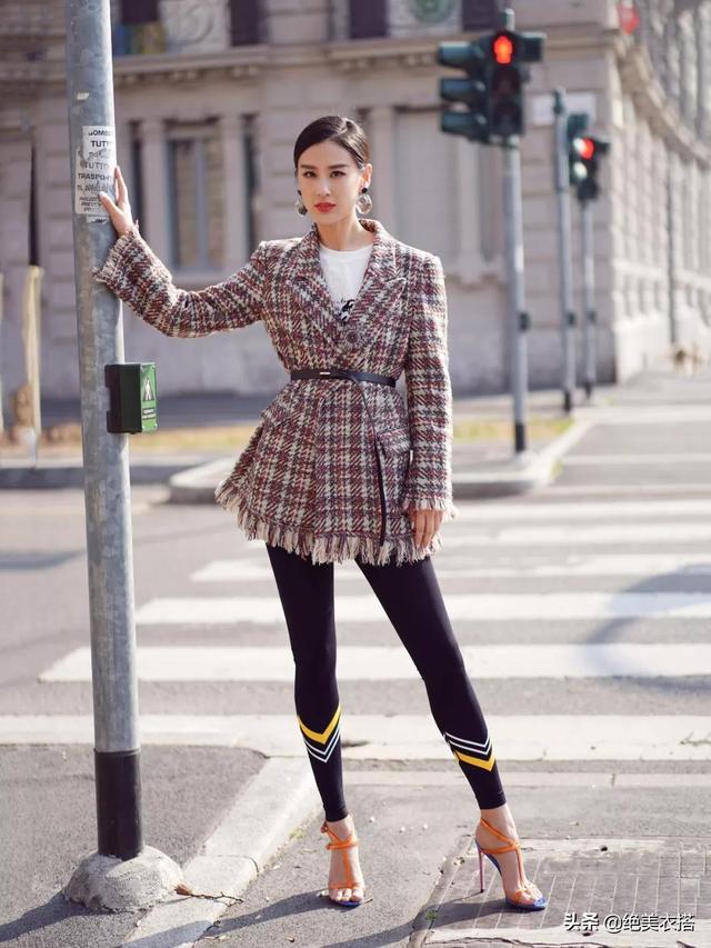 红棕色格纹西装外套怎么搭（还在穿老气的风衣）(8)