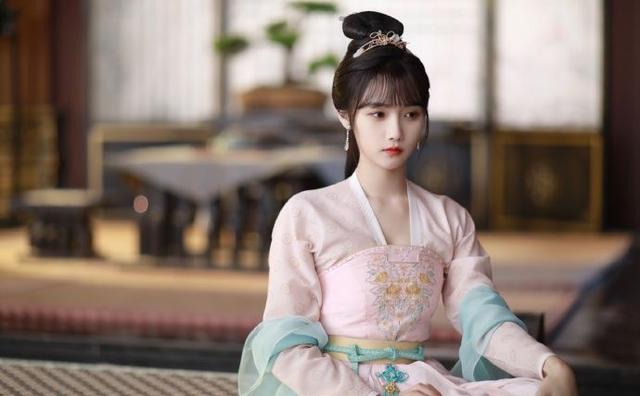 嘉南传鞠婧祎所有服装造型（嘉南传比起鞠婧祎夸张的装扮）(4)