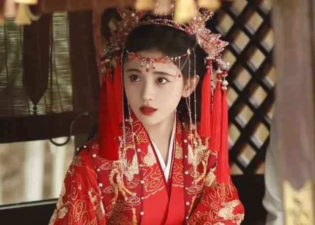 嘉南传鞠婧祎所有服装造型（嘉南传比起鞠婧祎夸张的装扮）(5)