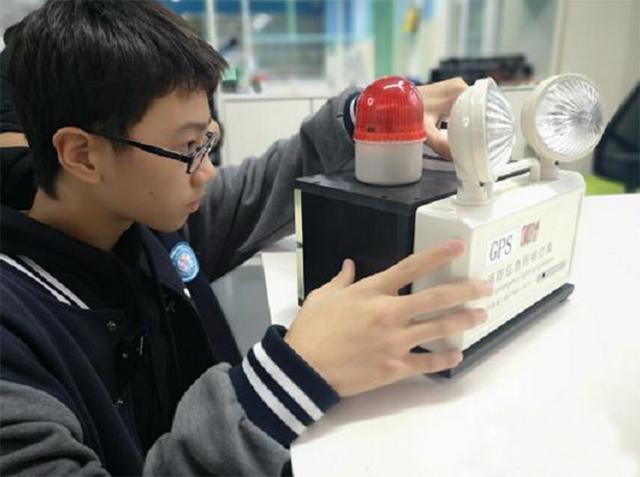 绿色科技小发明塑料瓶（高三男生发明电动圆规）(8)