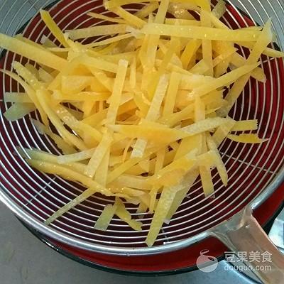 葡萄皮怎么做果脯（自制果脯柠檬皮糖）(9)