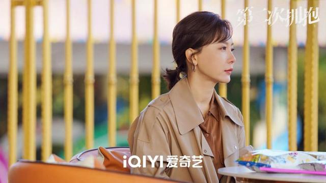 杜淳在房间敷面膜（第二次拥抱今日开播）(2)