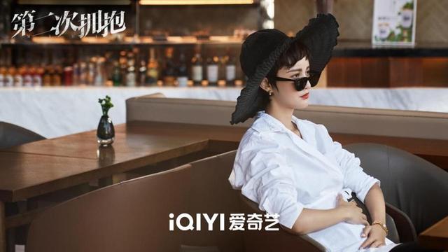杜淳在房间敷面膜（第二次拥抱今日开播）(3)
