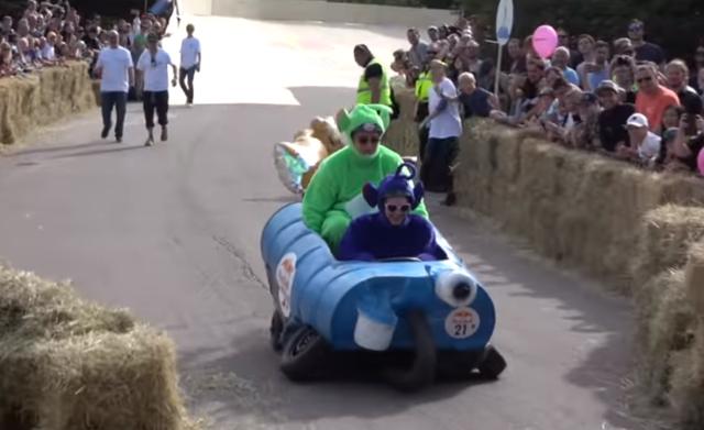 真人秋名山车神搞笑（网友吐槽外国举办）(10)