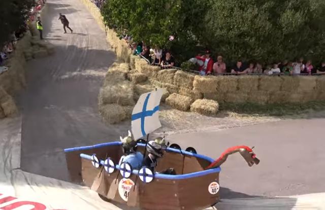 真人秋名山车神搞笑（网友吐槽外国举办）(5)