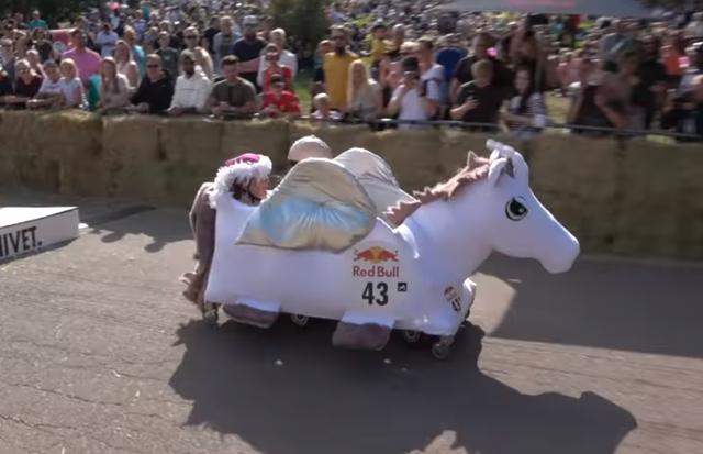 真人秋名山车神搞笑（网友吐槽外国举办）(7)