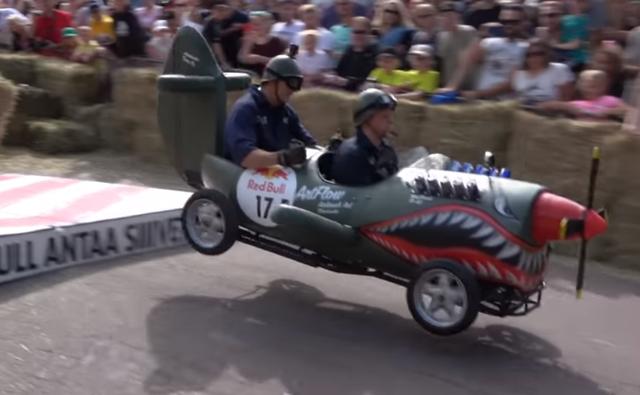 真人秋名山车神搞笑（网友吐槽外国举办）(8)