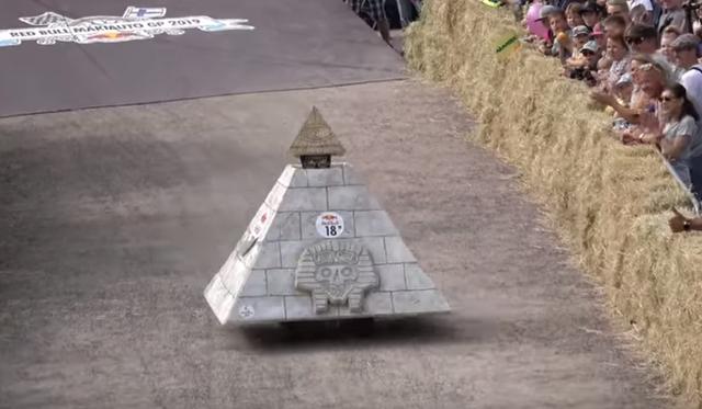 真人秋名山车神搞笑（网友吐槽外国举办）(9)