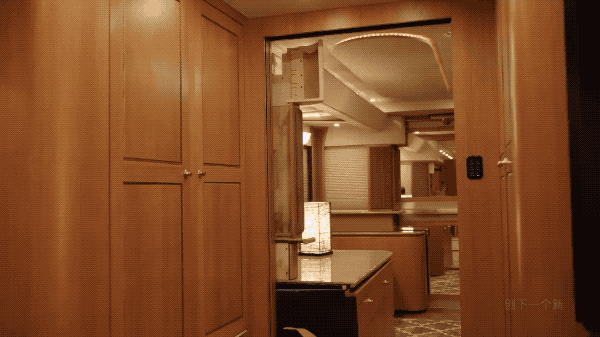 公认十大最好房车（史上最大房车111平方重30吨）(13)