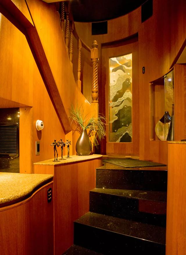 公认十大最好房车（史上最大房车111平方重30吨）(17)