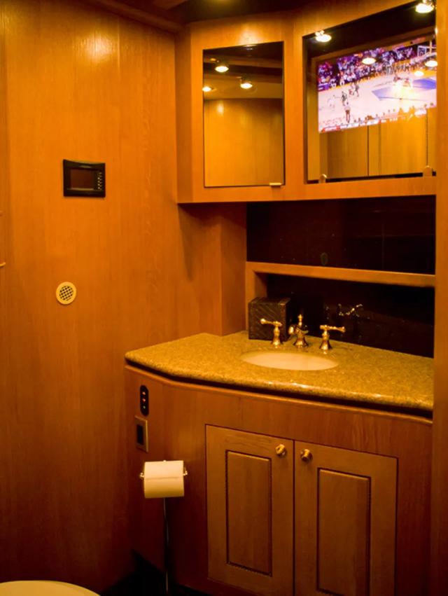 公认十大最好房车（史上最大房车111平方重30吨）(9)