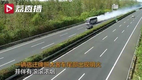 突发深圳沙河西路一小车自燃(返程路上大客车自燃烧成空壳)(1)