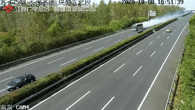 突发深圳沙河西路一小车自燃(返程路上大客车自燃烧成空壳)(2)