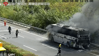 突发深圳沙河西路一小车自燃(返程路上大客车自燃烧成空壳)(3)