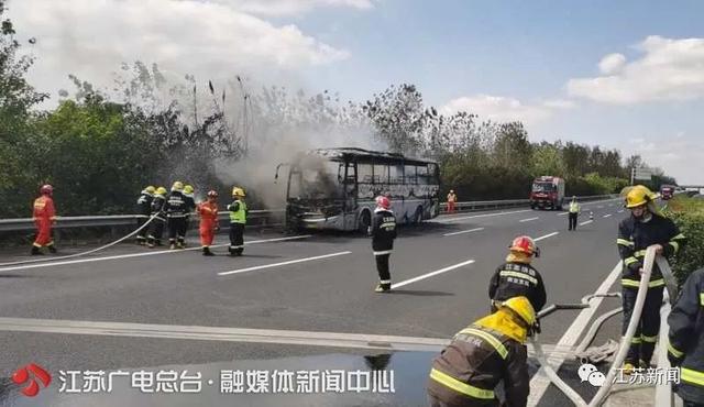 突发深圳沙河西路一小车自燃(返程路上大客车自燃烧成空壳)(4)