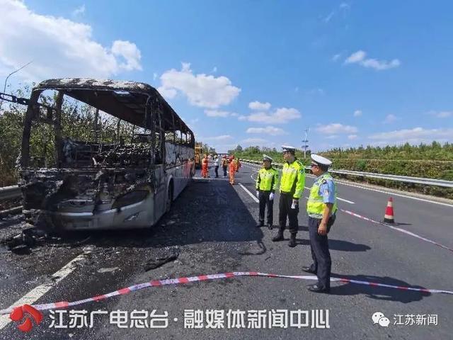 突发深圳沙河西路一小车自燃(返程路上大客车自燃烧成空壳)(5)