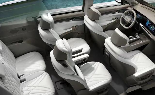 新车荣威rx3手动版多少钱（成都车展亮相47英寸三联巨屏）(4)