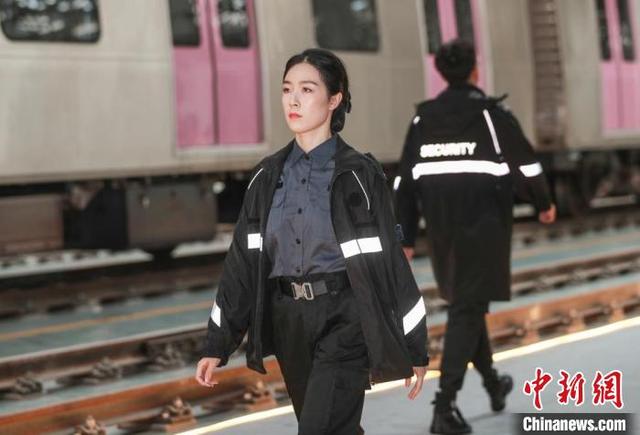 修地铁机器人南京（京港地铁28日启用新制服）(1)