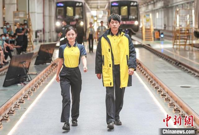 修地铁机器人南京（京港地铁28日启用新制服）(2)