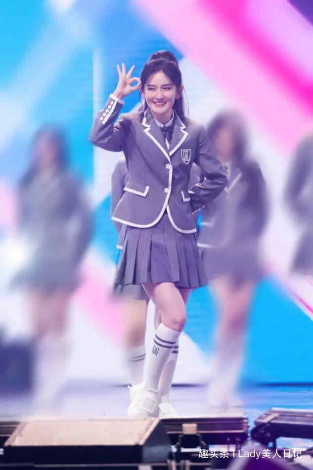 吴昕穿红衣想念谢娜（谢娜也学吴昕穿女团服）(3)