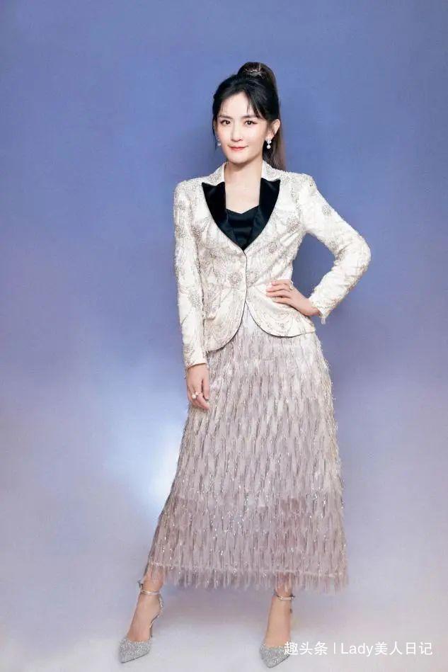 吴昕穿红衣想念谢娜（谢娜也学吴昕穿女团服）(7)