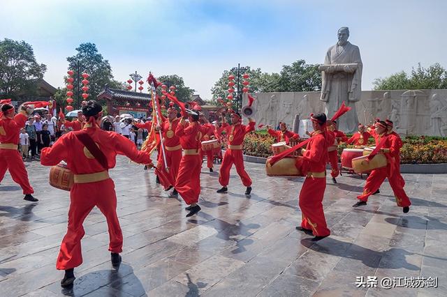 古城威风锣鼓表演（古城开封锣鼓震天好生威武的中原传统威风锣鼓很给力）(2)