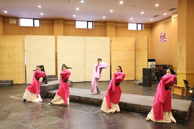 蓝天野在北京人艺什么地位（人艺几代演员同台操）(2)