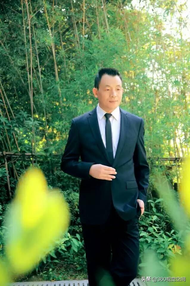 民工唱了一首歌感动千万人流泪（农民工演唱的朋友别哭让无数人流泪）(1)