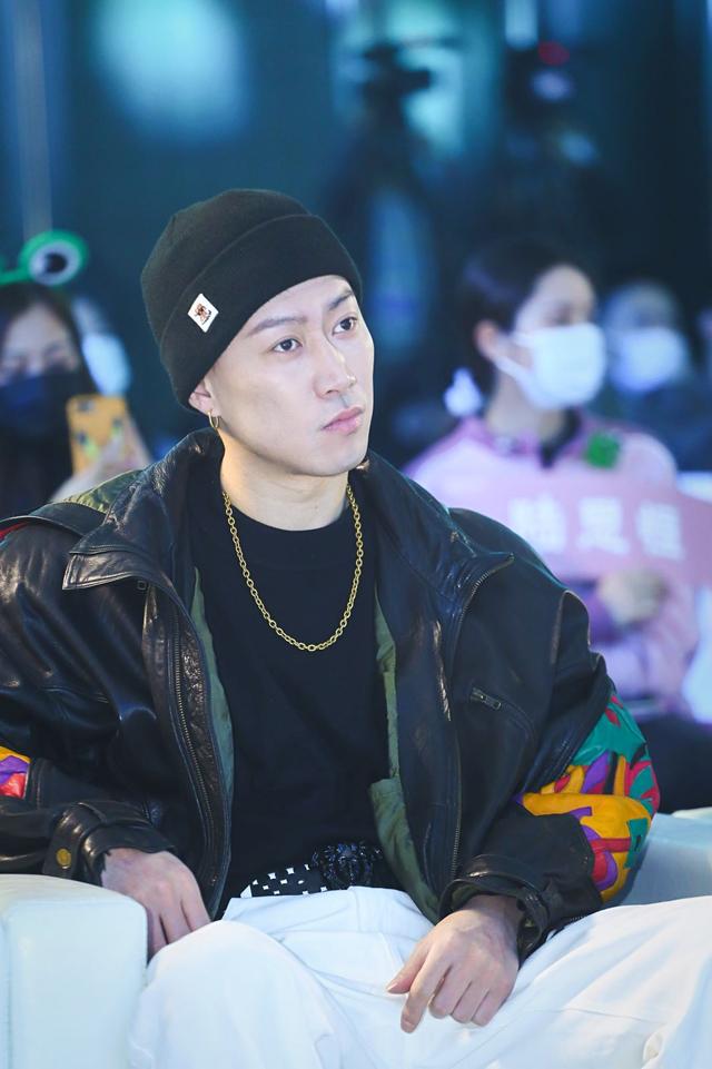 小鸡街舞红色帽子个人资料（泉州街舞小鸡林森要演戏）(1)